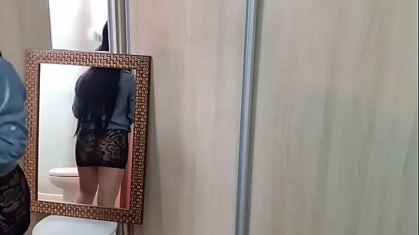 Nuevos mahzinha en el baño limpiando la caja clips de tubo