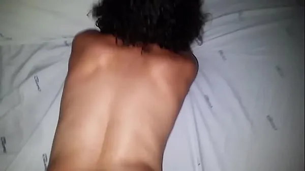 Nuevos Chica joven gimiendo en el palo clips de tubo