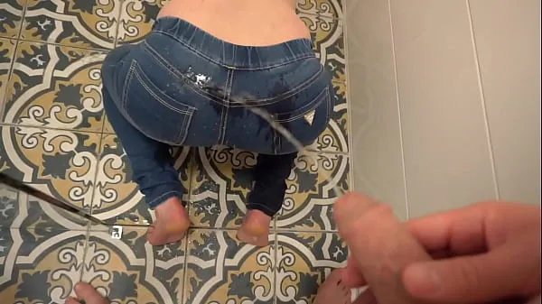 Tube de Pee désespéré en jeans ensuite il fait pipi sur mon cul clips frais