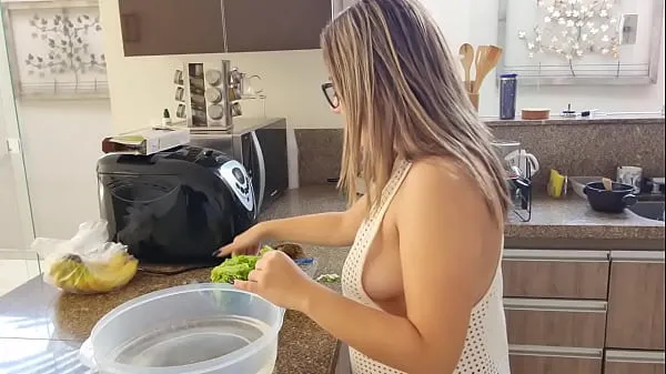 مقاطع HOT BLONDE IN THE KITCHEN جديدة من أنبوب