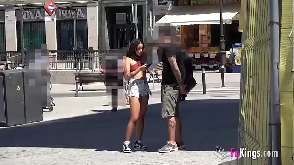 Čerstvé klipy (Young 'n shy babe seduces random guys in the streets of Madrid) Tube