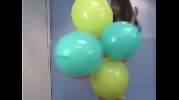 Nové klipy (Small-titted slim brunette strips and sits on large balloons) Tube