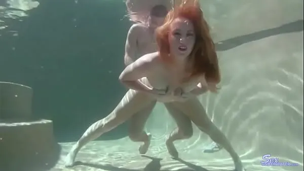 Φρέσκο ​​σωλήνα Redhead Ami Emerson Fucks Underwater κλιπ