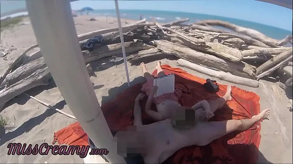 Свежие клипы Рискованная публичная дрочка на Канарском пляже. Застукали за чтением книги - MissCreamy Туб