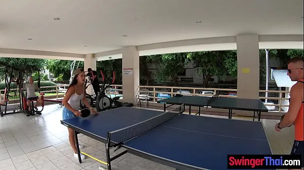 Nuevos Novia tailandesa jugando al ping pong primero y luego jugando con la polla de su novio clips de tubo