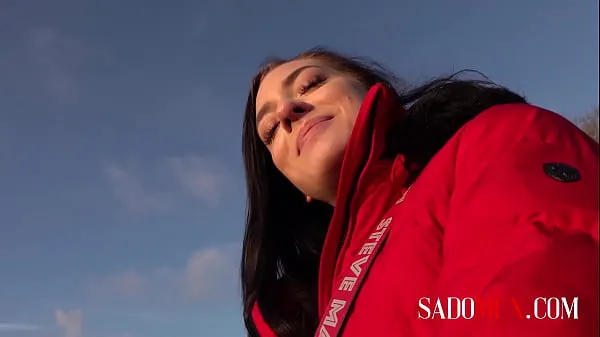 Nuovo Ho trovato una ragazza sexy nel parco e l'ho convinta a scoparetubo di clip