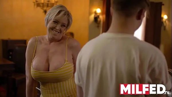 신선한 Mother-in-law Seduces him with her HUGE Tits (Dee Williams) — MILFED 클립 튜브