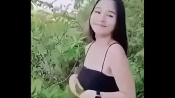新鲜Little Mintra is fucking in the middle of the forest with her husband夹子管