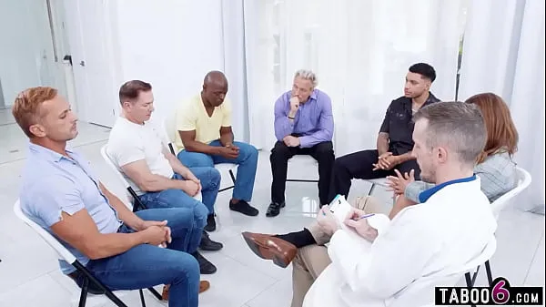 Nuevos Widow Support Group se convierte en un gangbang con DP con la doctora Jesse Pony clips de tubo