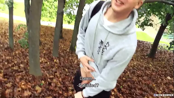 Frische Twink Blonde auf dem Heimweg, als er auf einen Typen trifft, der will, dass sein Schwanz gefickt und gleichzeitig bezahlt wird - BigStr Clips Tube