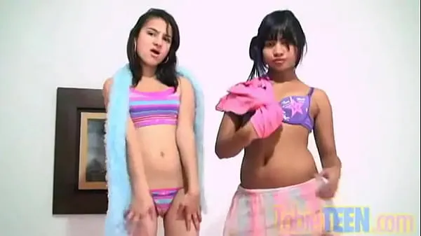 Tabung klip Playful lesbian teens stripping off - Tobie Teen segar