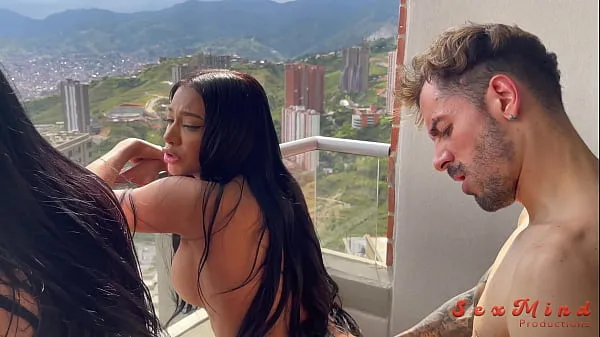 Nuovo Yenifer Chacon e una deliziosa ragazza mora venezuelana con grandi tette fanno sesso hardcore con il loro allenatore su un balconetubo di clip