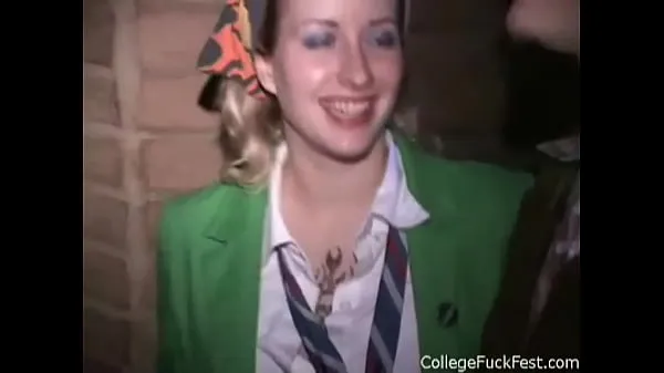 Nuevos Chica universitaria follada mientras otros miran durante una fiesta College Fuck Fest clips de tubo