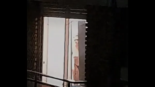 Свежие клипы Подглядываю за грудастой соседкой через окно Туб