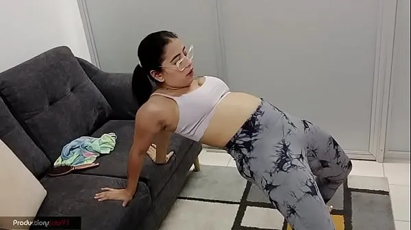 Ống I get excited to see my stepsister's big ass while she exercises, I help her with her routine while groping her pussy clip mới