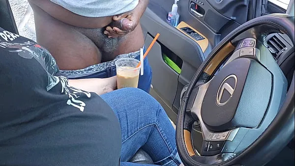 Nuevos Le pedí a un extraño al costado de la calle que se masturbara y se corriera en mi café helado (masturbación pública) Sexo al aire libre en el auto clips de tubo