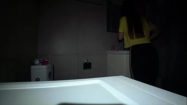 Nuovo Vero imbroglio. Amante e moglie scopano sfacciatamente in bagno mentre sono al lavoro. Anale durotubo di clip