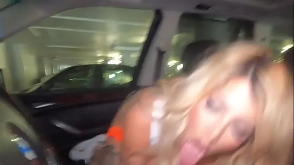 Tube de La serveuse Tatted Hooters suce une bite dans la voiture pour un gros pourboire clips frais