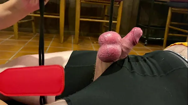 Frische Ballbusting, die Bälle hochgezogen Clips Tube