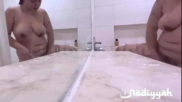 Nuevos Mira a la belleza gordita árabe tetona tomar un baño, sé que quieres follarme clips de tubo