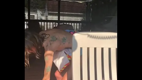 Nuovo Nonna magra e tatuata che si toglie il costume da bagnotubo di clip