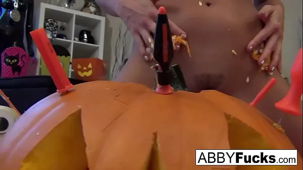 Tubo de Abigail esculpe uma abóbora e depois brinca consigo mesma clipes novos