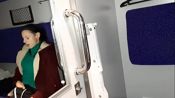 Tube de Un étranger et un compagnon de voyage et moi jouissons dans un compartiment de train clips frais