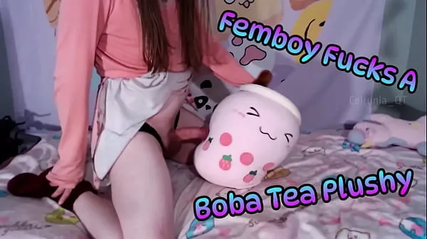 Φρέσκο ​​σωλήνα Femboy Fucks A Boba Tea Plushy! [Trailer] Wow this plushy sure squishes quite a lot due to compression κλιπ