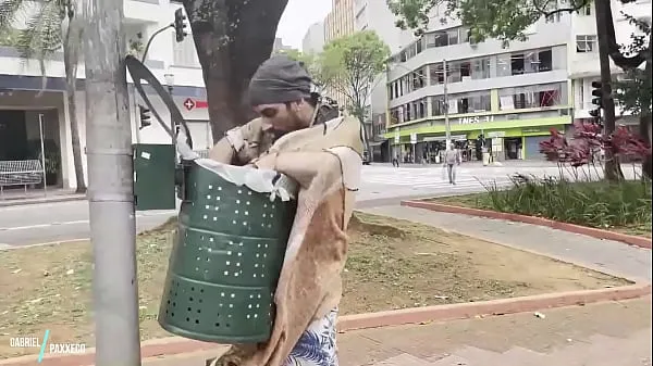 Nuevos Ayudando al vagabundo cachondo a comer culo clips de tubo