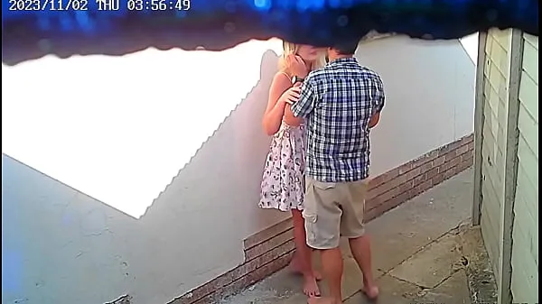 新鮮な 公共のレストランの外でカップルがセックスしているところを監視カメラが捉えた 個のクリップ チューブ