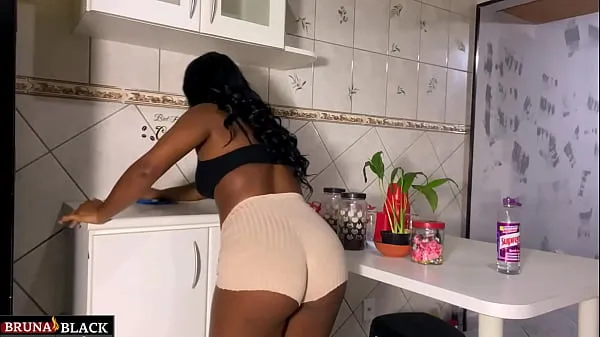 Φρέσκο ​​σωλήνα Hot sex with the pregnant housewife in the kitchen, while she takes care of the cleaning. Complete κλιπ