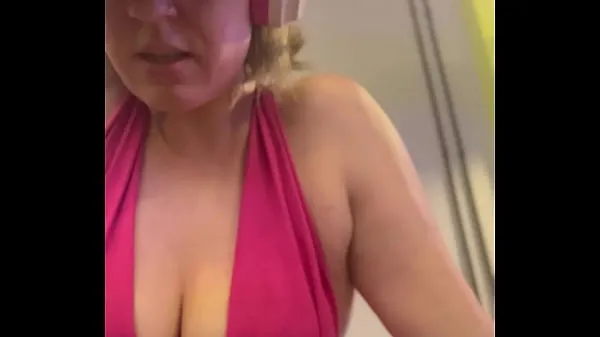 Ferske Wow, my training at the gym left me very sweaty and even my pussy leaked, I was embarrassed because I was so horny klipp Tube