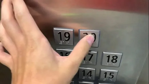 Tube de Sexe en public, dans l'ascenseur avec un inconnu et ils nous surprennent clips frais