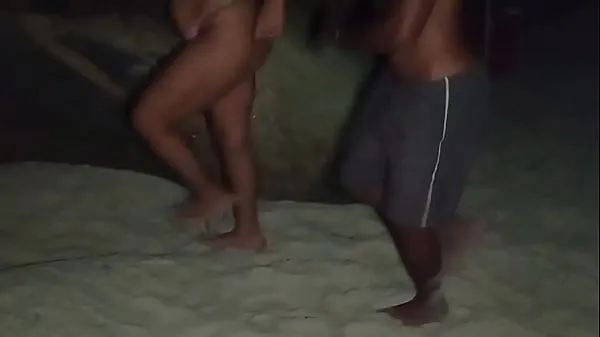 Свежие клипы Рискованный публичный секс на пляже чуть не поймал полиция Туб