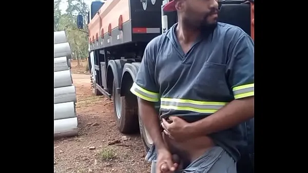 Sveži Worker Masturbating on Construction Site Hidden Behind the Company Truck posnetki Tube