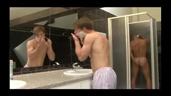 Thomas Dyk and a friend in the bathroom Klip Tiub baru