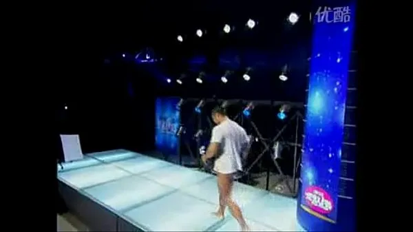 新鮮な beefymuscle.com-テレビ番組でポーズをとるアジアのボディービルダー 個のクリップ チューブ