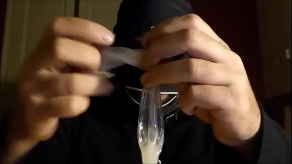 مقاطع Drinking cum from condom جديدة من أنبوب